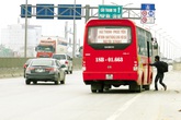 Nhức nhối tình trạng đón, trả khách ở đường trên cao Nhức nhối tình trạng đón, trả khách ở đường trên cao