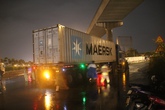 Gào khóc thảm thiết khi chứng kiến mẹ ruột và vợ bị xe container cán tử vong Gào khóc thảm thiết khi chứng kiến mẹ ruột và vợ bị xe container cán tử vong