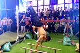 "Soái ca" 6 múi biểu diễn như xiếc trên xà đơn, xà kép "Soái ca" 6 múi biểu diễn như xiếc trên xà đơn, xà kép