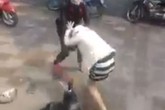 Hà Nội: Bà bầu 4 tháng bị hành hung, đạp vào bụng giữa phố Hà Nội: Bà bầu 4 tháng bị hành hung, đạp vào bụng giữa phố