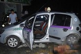 Tài xế taxi hô cướp, bật cửa lao tới cầu cứu công an giữa ngã 4 ở Hà Nội Tài xế taxi hô cướp, bật cửa lao tới cầu cứu công an giữa ngã 4 ở Hà Nội