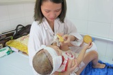 Bé gái 2 tuổi ở Hà Nội gặp đại hạn vì một cú lùi xe bất cẩn Bé gái 2 tuổi ở Hà Nội gặp đại hạn vì một cú lùi xe bất cẩn