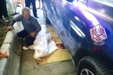 Bé gái nằm tránh nóng ở lề đường bị ô tô hạng sang cán chết Bé gái nằm tránh nóng ở lề đường bị ô tô hạng sang cán chết
