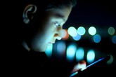 Bị mù tạm thời khi dùng smartphone trong bóng tối Bị mù tạm thời khi dùng smartphone trong bóng tối