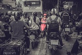 Bức ảnh người phụ nữ đỗ xe máy ngược chiều trên đường Hà Nội gây xôn xao Bức ảnh người phụ nữ đỗ xe máy ngược chiều trên đường Hà Nội gây xôn xao