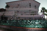 Chủ nhà không ngờ ngôi nhà trở nên như vậy khi thay hàng rào sắt thành bể cá dài 50m Chủ nhà không ngờ ngôi nhà trở nên như vậy khi thay hàng rào sắt thành bể cá dài 50m