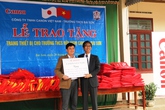 Học sinh xã nghèo được trang bị bàn học mới Học sinh xã nghèo được trang bị bàn học mới