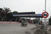 Dân liên tục “vây” cầu phản đối trạm thu phí Dân liên tục “vây” cầu phản đối trạm thu phí