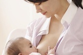 Nâng mũi khi đang cho con bú có hại không Nâng mũi khi đang cho con bú có hại không