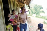 Vụ sập hầm vàng ở Lào Cai: Đau lòng bố tự tay bới tìm xác con trai Vụ sập hầm vàng ở Lào Cai: Đau lòng bố tự tay bới tìm xác con trai