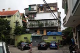 Hà Nội: 200 người dân mất ngủ trong khu nhà nghiêng 15 độ Hà Nội: 200 người dân mất ngủ trong khu nhà nghiêng 15 độ