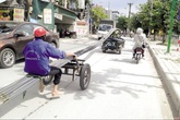 Xe tự chế chở hàng cồng kềnh tái xuất ở Hà Nội Xe tự chế chở hàng cồng kềnh tái xuất ở Hà Nội