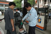 Dân mệt vì hơn một nửa giá xăng là thuế, phí! Dân mệt vì hơn một nửa giá xăng là thuế, phí!