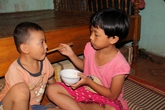 Vợ trẻ khóc ngất khi hay tin chồng mất ở xứ người Vợ trẻ khóc ngất khi hay tin chồng mất ở xứ người