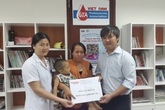 Hai mươi triệu đồng đến với em bé mắc bệnh hiểm nghèo Hai mươi triệu đồng đến với em bé mắc bệnh hiểm nghèo