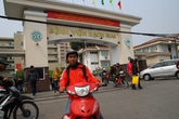 Chàng sinh viên nghèo chạy xe ôm lấy tiền chữa bệnh cho bạn Chàng sinh viên nghèo chạy xe ôm lấy tiền chữa bệnh cho bạn