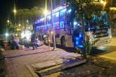 Giấy phép hết hạn, xe vẫn vào phố cấm đón khách Giấy phép hết hạn, xe vẫn vào phố cấm đón khách