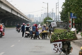 “Chợ” hoa quả ngang nhiên họp dưới lòng đường “Chợ” hoa quả ngang nhiên họp dưới lòng đường