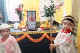 Xót xa hai cháu nhỏ đội khăn tang xin tiền mua quan tài cho bố Xót xa hai cháu nhỏ đội khăn tang xin tiền mua quan tài cho bố