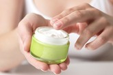 Hai mẹ con nhập viện vì tiêm thuốc trắng da “siêu tốc”: Cẩn trọng khi sử dụng mỹ phẩm Hai mẹ con nhập viện vì tiêm thuốc trắng da “siêu tốc”: Cẩn trọng khi sử dụng mỹ phẩm