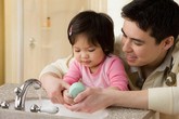 Hãi hùng giun chui lên mắt, đục thủng ruột Hãi hùng giun chui lên mắt, đục thủng ruột