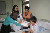 Cậu bé đầu gối to như cái trống đã xuất viện Cậu bé đầu gối to như cái trống đã xuất viện