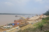 “Đại công trường” cát sỏi dưới chân cầu Thăng Long “Đại công trường” cát sỏi dưới chân cầu Thăng Long
