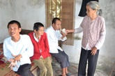 Nỗi đau của mẹ già gần đất xa trời nuôi ba con thần kinh Nỗi đau của mẹ già gần đất xa trời nuôi ba con thần kinh