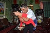 Tâm nguyện của đôi vợ chồng 20 năm cõng nhau đi chữa bệnh Tâm nguyện của đôi vợ chồng 20 năm cõng nhau đi chữa bệnh