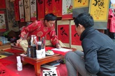 Trùm giang hồ thành “ông đồ” cho chữ ở chùa Giải Oan Trùm giang hồ thành “ông đồ” cho chữ ở chùa Giải Oan