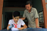 Cậu bé “chim cánh cụt” mơ thành họa sĩ với “bàn tay ống nhựa” Cậu bé “chim cánh cụt” mơ thành họa sĩ với “bàn tay ống nhựa”