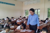 Thầy giáo “nối dài chân” cho học trò nghèo miền biển Thầy giáo “nối dài chân” cho học trò nghèo miền biển