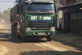 Tỉnh lộ “tan nát” vì xe quá tải Tỉnh lộ “tan nát” vì xe quá tải