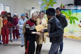 Trần Lập đội mưa rét đi làm từ thiện, những người đẹp ở đâu? Trần Lập đội mưa rét đi làm từ thiện, những người đẹp ở đâu?