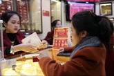 Vợ chồng trẻ khốn khổ vì ăn mì tôm... dành tiền mua vàng Vợ chồng trẻ khốn khổ vì ăn mì tôm... dành tiền mua vàng