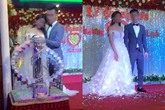 Mẹ chàng trai trong vụ cấm yêu khóc cạn nước mắt khi biết con tự làm đám cưới Mẹ chàng trai trong vụ cấm yêu khóc cạn nước mắt khi biết con tự làm đám cưới