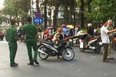 Cướp vượt đèn đỏ tông gãy chân người phụ nữ ở Sài Gòn Cướp vượt đèn đỏ tông gãy chân người phụ nữ ở Sài Gòn