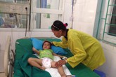 Mẹ bé 3 tuổi bị "đạn lạc" xuyên đầu nuốt nước mắt đưa con về nhà vì... hết tiền Mẹ bé 3 tuổi bị "đạn lạc" xuyên đầu nuốt nước mắt đưa con về nhà vì... hết tiền