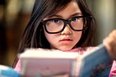 Dấu hiệu cần cho trẻ đi khám mắt sớm Dấu hiệu cần cho trẻ đi khám mắt sớm
