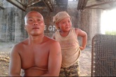 Dị nhân trần truồng ở bãi giữa sông Hồng: “Sướng nhất ở đời là bỏ quần áo ra!” Dị nhân trần truồng ở bãi giữa sông Hồng: “Sướng nhất ở đời là bỏ quần áo ra!”