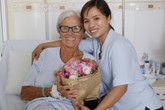 Nữ du khách Pháp cảm động trước sự giúp đỡ tận tình của một phụ nữ Việt Nữ du khách Pháp cảm động trước sự giúp đỡ tận tình của một phụ nữ Việt