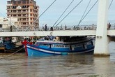 Giải cứu tàu bị mắc kẹt dưới cầu ở Phan Thiết Giải cứu tàu bị mắc kẹt dưới cầu ở Phan Thiết