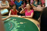 Bất ngờ trở về, chồng đau đớn biết nơi vợ đang có mặt Bất ngờ trở về, chồng đau đớn biết nơi vợ đang có mặt