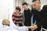 Gia đình nghệ sĩ Hán Văn Tình: “Chúng tôi đã “vái tứ phương” Gia đình nghệ sĩ Hán Văn Tình: “Chúng tôi đã “vái tứ phương”