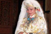 Người dân nô nức đến đền, phủ, điện hầu đồng xin tài lộc, cầu may Người dân nô nức đến đền, phủ, điện hầu đồng xin tài lộc, cầu may