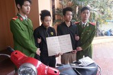 Dí đao kề cổ thiếu nữ, cướp xe LX giữa phố lớn Dí đao kề cổ thiếu nữ, cướp xe LX giữa phố lớn