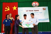 Ca sĩ Phi Nhung trao máy lọc nước nhiễm mặn cho đồng bào miền Tây Ca sĩ Phi Nhung trao máy lọc nước nhiễm mặn cho đồng bào miền Tây