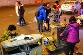 Cậu bé học bài trên nắp thùng rác ngoài đường phố Cậu bé học bài trên nắp thùng rác ngoài đường phố