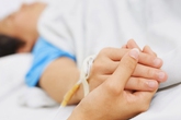 Bé gái hôn mê do bị rơi vào kẹt giường khi ngủ Bé gái hôn mê do bị rơi vào kẹt giường khi ngủ