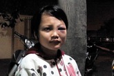 Dùng mũ bảo hiểm đánh vào mặt bé gái vì nghi trộm tiền Dùng mũ bảo hiểm đánh vào mặt bé gái vì nghi trộm tiền